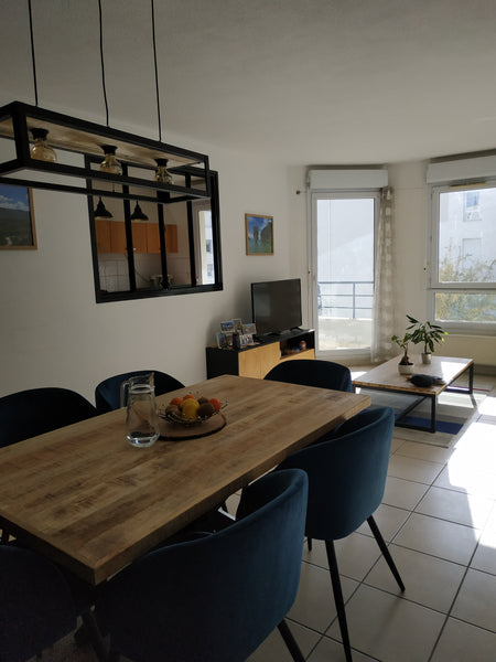 Le logement comporte une chambre fermée ainsi qu'une cuisine séparée du salon/sa Lyon, France T2 Métro gare de Vaise Entire rental unit vacation rental 762358378364404432