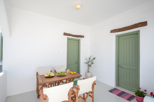 Newly renovated bijou holiday home near Mikri Vigla beach.Sleekly redesigned for  