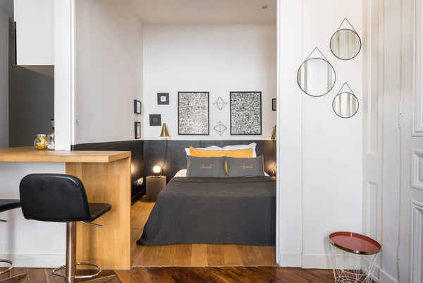 The apartment in Lyons has 1 bedroom and has capacity for 3 people. <br /><br /> Bully, France HONORÊ - SUITE DAUPHIN (3 PERS) Entire rental unit vacation rental 27282261