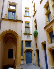 Grand appartement idéalement situé au cœur du Vieux Lyon, donnant sur les quais   Appart Vieux Lyon + Traboule : Emplacement ideal Entire rental unit vacation rental 13242906