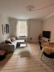 Nyd denne rolige lejlighed med en dejlig grøn gård med flere bænke med plads til Copenhagen, Denmark Hyggelig lejlighed på Østerbro Entire condo vacation rental 638872354131661657