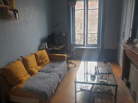 Bonjour à vous les Voyageurs !<br />L'appartement est situé sur la place Jean Ma Lyon, France Appartement Cosy/ 42 m2. Simple mais si confort ! Entire rental unit vacation rental 42751508