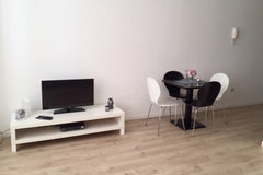 Appartement lumineux aux 2 étages avec ascenseur. 1 chambre lit double et espace Brussels, Belgium Appartement au cœur de Bruxelles Entire rental unit vacation rental 32537812