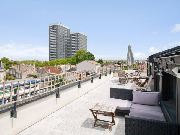 Appartement en duplex de 90 m² très bien équipé, belles prestations, avec grande Bordeaux, France Beau duplex 90 m², grande terrasse, 3 chambres Entire condo vacation rental 32729793