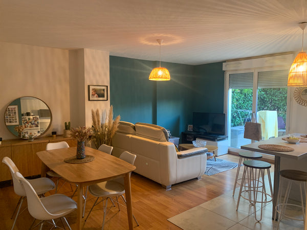 Bonjour,<br /><br />Je suis retraité, en voyage régulièrement je loue mon appart Lyon, France Apparement Lyon Entire condo vacation rental 722131165162939011