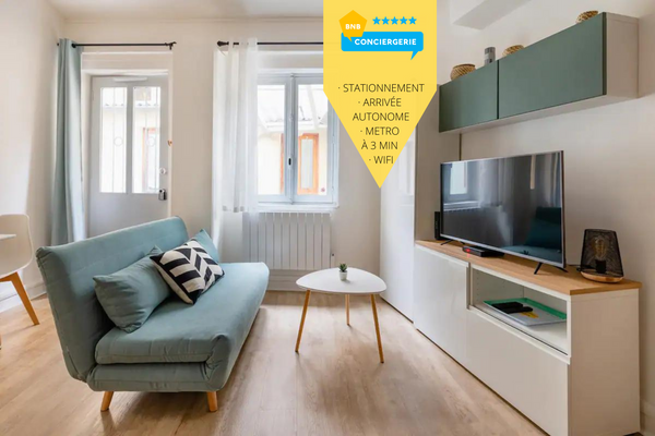 Le Bélin est un agréable studio de 18m² + mezzanine, situé sur les quais de Saôn Lyon, France 🍀 Le Bélin🪞Studio cocooning au métro Valmy Entire rental unit vacation rental 47094516