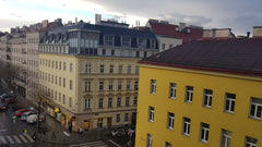 U-Bahn U3 .kardinal-nagl-platz<br />Bus 77A<br /><br />39m2<br /><br />The house Vienna, Austria Schön .leicht . Nahe Stadt ! Free wifi Entire rental unit vacation rental 23744638