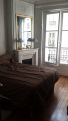 Chambre et salon avec moulures et cheminée, parquet en bois. Cuisine avec table  Paris, France Bel appartement, quartier buttes-aux-cailles Entire rental unit vacation rental 12661975