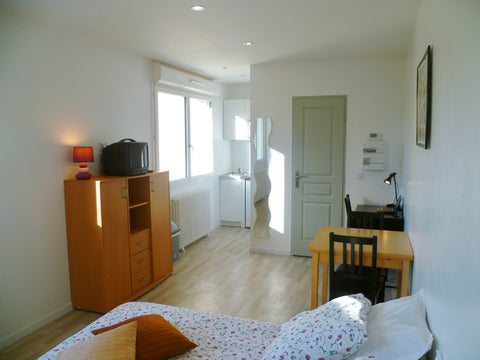À proximité immédiate de Bordeaux, et à 100 mètres du Tram B, ce logement confor Bordeaux, France Appartement Bien-Être Bordeaux Haut-Lévêque Entire rental unit vacation rental 23817650