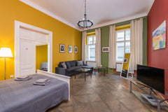 85 m2 apartman v centru Prahy. Nabízí Obývací pokoj s manželskou postelí a pohov Prague, Czechia Apartmán u Jindřišské věže Entire rental unit vacation rental 38996195