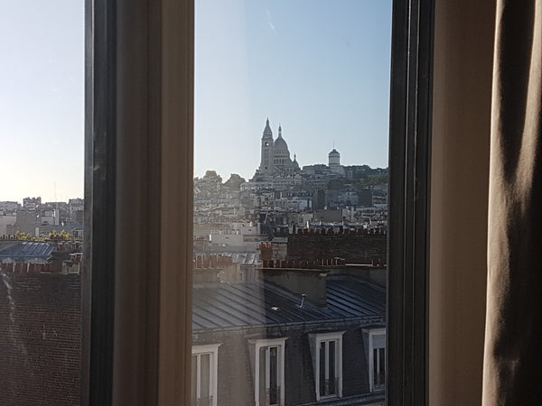 Grande chambre lumineuse avec vue sur le Sacré Coeur dans appartement 3 pièces c Paris, France Chambre avec vue sur Sacré-Coeur Private room in condo vacation rental 21180585