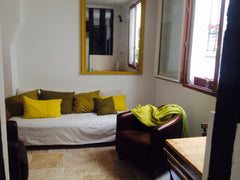 Appartement de charme en plein coeur du vieux Paris avec balcon donnant sur la p Paris, France Deux pièces de charme dans le Marais Entire guest suite vacation rental 19723699