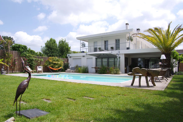 Située à moins de 10 minutes du centre-ville, et desservi par les transports en  Bordeaux, France Grande Villa 300m²/Piscine chauffée/Cinéma/Parking Entire home vacation rental 7234067
