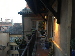 Un appartement situé dans le Vieux Lyon dans un immeuble classé. Balcon filant a Paris, France Appartement Lyon - 100m² Entire rental unit vacation rental 32029820