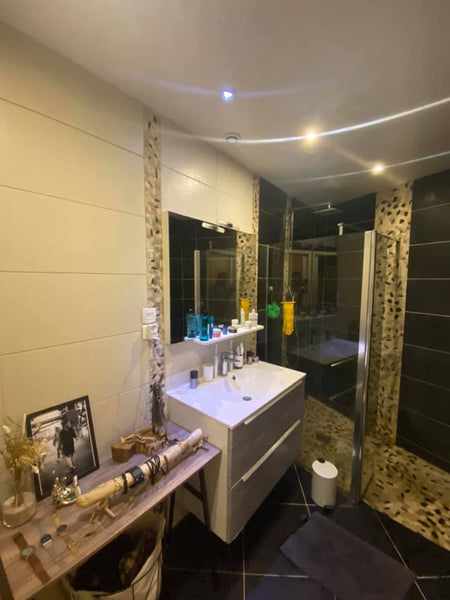 Appartement idéalement situé dans le centre ville de Bordeaux. Desservi par les  Jacou, France Appartement dans le coeur de Bordeaux Entire rental unit vacation rental 45321591