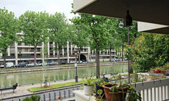 Quartier très sympa. Nombreux restaurants et boutiques. L'appartement donne sur  Paris, France Chambre privée avec petit déjeûner Private room in rental unit vacation rental 7119799