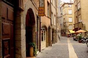 Appartement situé au cœur du Vieux Lyon, a 5 min a pied du métro St Jean et 10 m Puteaux, France Sweet Home au coeur du vieux Lyon Entire rental unit vacation rental 12964925