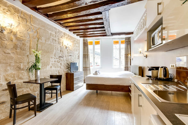 Located in the prestigious rue Saint-Honoré, this bright 2 people studio, recent  LOUVRE 1: UPPER CLASS SUITE - RUE SAINT HONORE Entire rental unit vacation rental 13721276