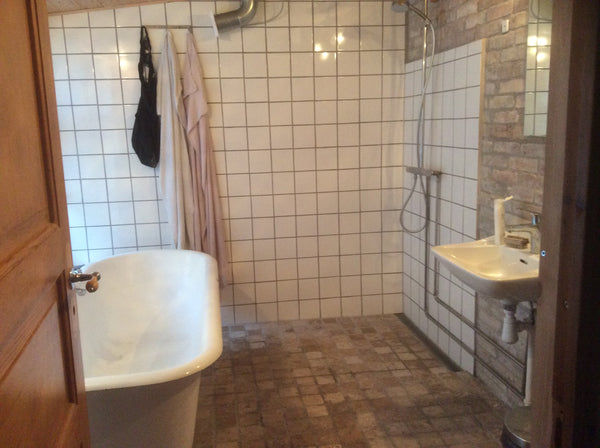 I får jeres eget lille anneks i haven med egen indgang. Vores gæstehus er indret Copenhagen, Denmark Anneks i stille have i hovedstaden.Se t.v på foto Private room in guest suite vacation rental 19696495