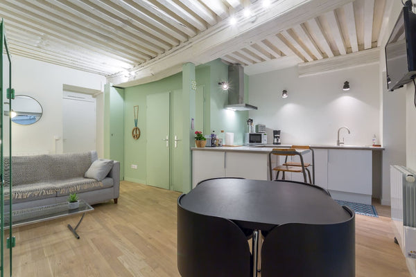 Cet appartement se trouve à 300m de la place des Terreaux et à 50 m de l'une des Lyon, France Appartement de caractère ( 6 pers) -hyper centre Entire rental unit vacation rental 716398418775574801
