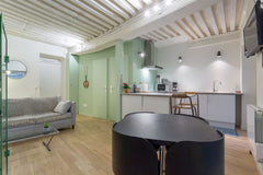 Cet appartement se trouve à 300m de la place des Terreaux et à 50 m de l'une des Lyon, France Appartement de caractère ( 6 pers) -hyper centre Entire rental unit vacation rental 716398418775574801