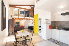 Meublé de 55m2 ( 40 + 15m2 de mezzanine. plus de 4m de hauteur sous plafond.) po Bordeaux, France beau meublé dans le centre historique Entire guesthouse vacation rental 36896351