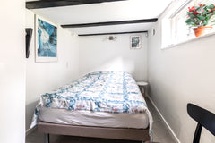 Huset ligger i et roligt villakvarter ca. 7 km fra Rådhuspladsen (centrum) i Køb Copenhagen, Denmark Lejlighed med 5 senge, badeværelse og køkken Private room in home vacation rental 20551052