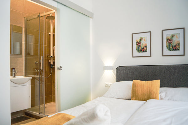 Ein schönes und modernes Zimmer mitten auf der berühmten Mariahilferstraße im Ze  Cosy Double Room w/ Yardview - Perfect Shopping Entire rental unit vacation rental 49511742