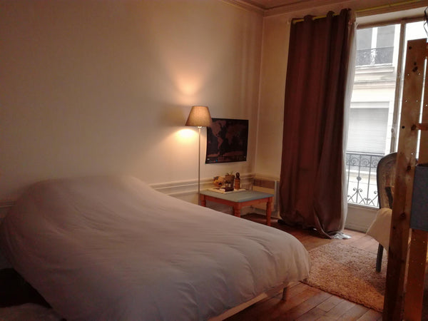 Chambre côté cour dans une colocation de 5 personnes (différentes nationalités), Paris, France Quiet bedroom near the Canal Saint Martin Private room in rental unit vacation rental 21215116