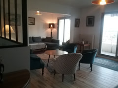 L'appartement dans lequel je vis a été entièrement rénové. Il se situe au 5ème é Bordeaux, France Appartement 4/5 personnes Bordeaux Caudéran Entire condo vacation rental 34838557