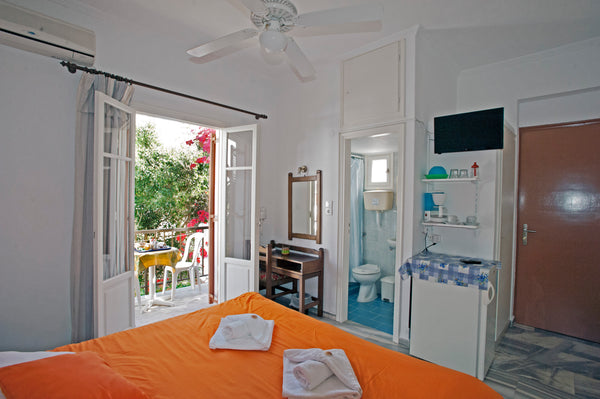 My place is close to the city center,to Livadia beach and restaurants. Reasons w Paros, Greece Holidays in family 