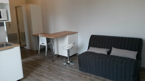 Appartement meublé entièrement rénové en 2016. Situé au pied du tramway (Roustai Bon-Encontre, France APPARTEMENT T1  COSY PROXIMITÉ CENTRE VILLE Entire rental unit vacation rental 18912970