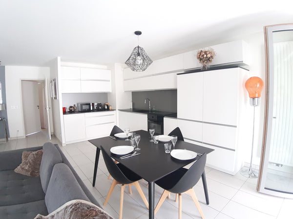 Très bel appartement, spacieux et neuf. Situé dans  le récent quartier résidenti Lyon, France ☀️ Le bichat ☀️ Confluence / Terrasse et Parking Entire rental unit vacation rental 35459026