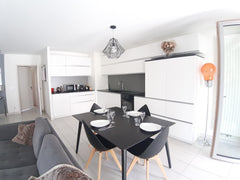 Très bel appartement, spacieux et neuf. Situé dans  le récent quartier résidenti Lyon, France ☀️ Le bichat ☀️ Confluence / Terrasse et Parking Entire rental unit vacation rental 35459026