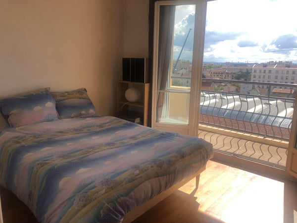 Jolie chambre avec bureau et balcon privatif ensoleillé dans bel appartement de  Saint-Étienne, France Chambre lumineuse avec balcon Private room in rental unit vacation rental 719996050420043026