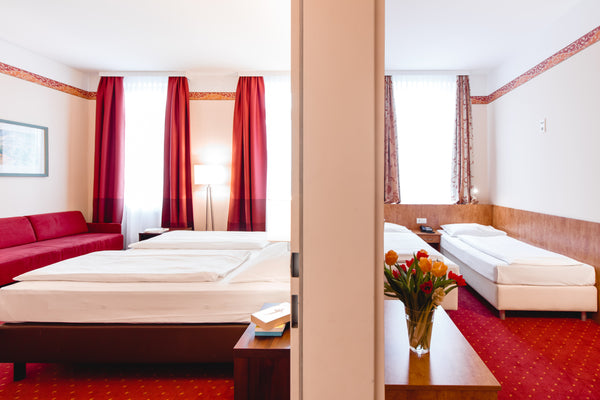 Spacious rooms with beds for 2 up to 4 persons.<br />Room 1 is with doublebed, s Vienna, Austria Zwei große Doppelzimmer  für 4-gute öff. Anbindung Private room in rental unit vacation rental 50456220