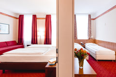 Spacious rooms with beds for 2 up to 4 persons.<br />Room 1 is with doublebed, s Vienna, Austria Zwei große Doppelzimmer  für 4-gute öff. Anbindung Private room in rental unit vacation rental 50456220