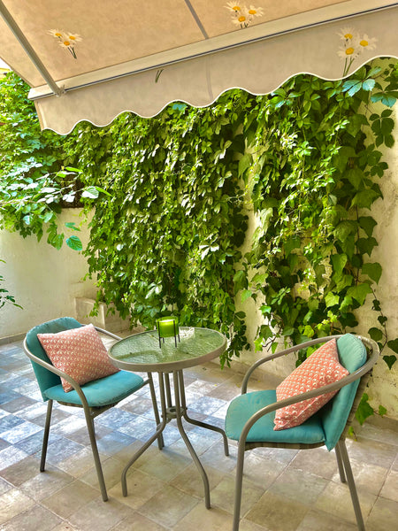 A cozy apartment with a beautiful yard, only five minutes walking from the subwa GR Cozy retro apartment with blooming yard Entire condo vacation rental 634014275417700436