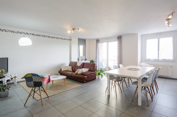 Bonjour à tous! <br /><br />Nous louons notre appartement de près de 90m2 à l'oc Lyon, France Appart T3 90m2 Entire rental unit vacation rental 13353715