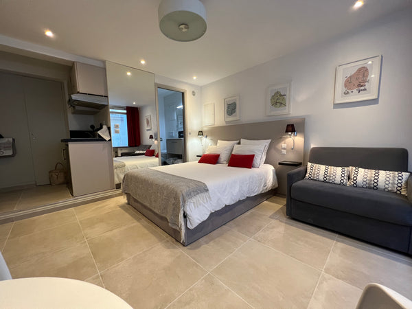 Large Studio, as a Suite, newly renovated.<br />Ideal location, 5 minutes walk a Châtillon, France Large Studio, Newly Renovated, ideally located Entire rental unit vacation rental 19579859