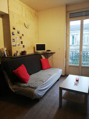 Situé à 10 minutes à pied de la gare, ce logement est au cœur du quartier des Ca Bordeaux, France Charmant appartement au cœur des Capucins Entire rental unit vacation rental 39244047