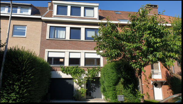A room is available in our shared house in Holleken! <br /><br />We are three of Linkebeek, Belgium Large bright room in a shared house in Linkebeek Private room in home vacation rental 47738853