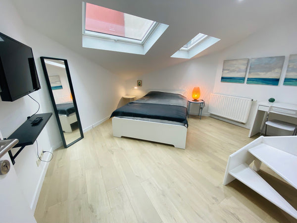 Jolie chambre atypique avec douche privative située à 5 minutes à pied de la Gar  Chambre originale Bruxelles Midi - centre! Private room in townhouse vacation rental 53177716