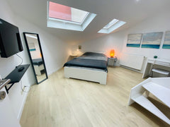 Jolie chambre atypique avec douche privative située à 5 minutes à pied de la Gar  Chambre originale Bruxelles Midi - centre! Private room in townhouse vacation rental 53177716