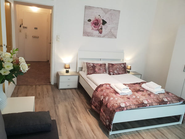 Liebe Gäste, Reisende und Airbnb Freunde! :)<br /><br />Wir begrüssen Euch recht  Cute and bright Studio close to the center Entire rental unit vacation rental 24841050