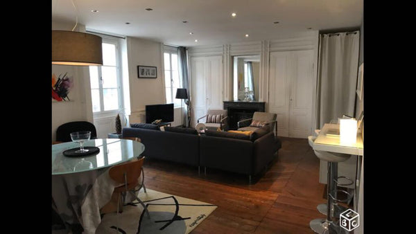 Bonjour, <br />Vous êtes les bienvenus dans notre appartement de 60 m2, typique  Vincennes, France Appartement T2,60m2 ideal fête des lumieres Entire rental unit vacation rental 21856611
