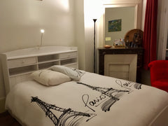Chambre silencieuse proche des commerces, transports et divertissements..<br />A Paris, France Chambre privée chez l'habitant Private room in bed and breakfast vacation rental 20373961