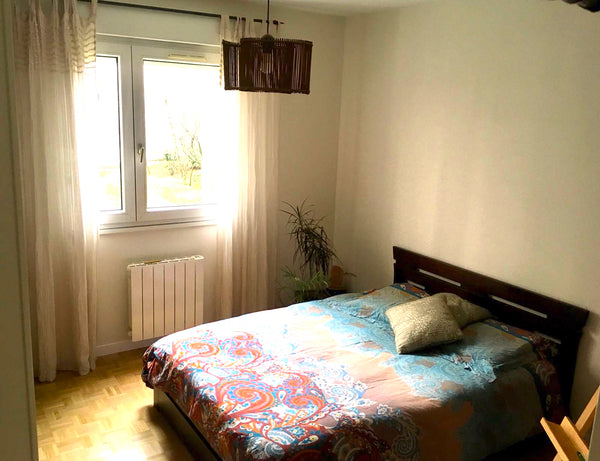 Chambre lumineuse donnant sur un jardin. Commerces au pied de l'immeuble. Terras Lyon, France Chambre privée + petit-déjeuner Private room in rental unit vacation rental 13342907