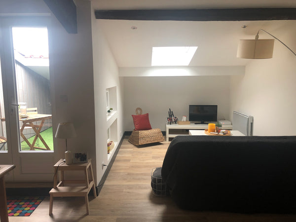 Je vous propose de venir passer quelques jours dans mon chaleureux T1 bordelais, Bordeaux, France Charmant T2 bordelais, avec terrasse ! Entire rental unit vacation rental 31854252