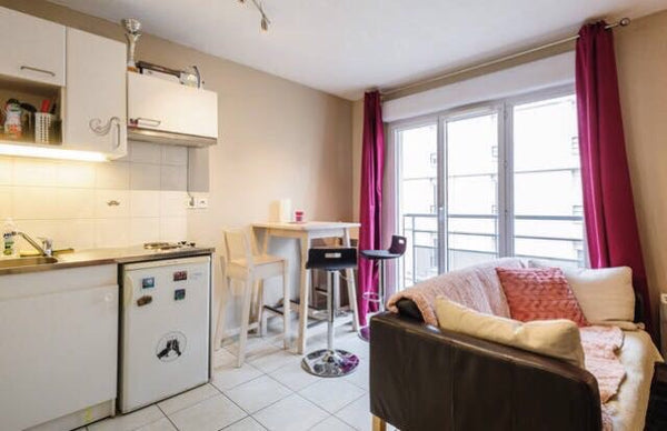 Appartement 35 m2 situé à 5 minutes à pied de la Gare et du Centre Commercial de Trévoux, France Appartement Part-Dieu LYON avec chambre double Entire rental unit vacation rental 43704532